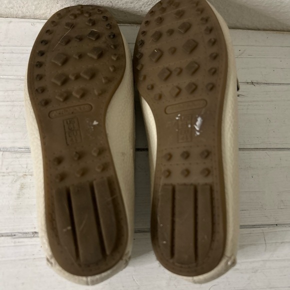 AEROSOLES Cream Loafers with Gold Chain - Picture 5 of 5